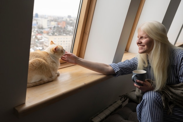 Photo gratuite vue d'une femme albinos à la maison pendant la journée