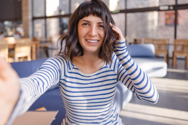 Vue d'une femme attirante faisant selfie à la caméra