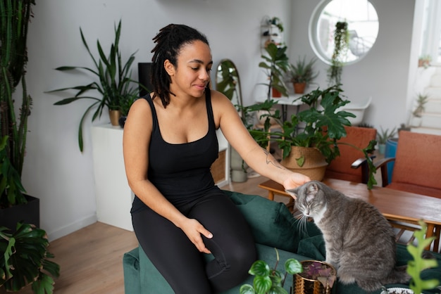 Photo gratuite vue d'une femme mal rasée à la maison dans la scène de la vie quotidienne