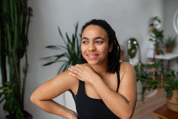 Photo gratuite vue d'une femme mal rasée à la maison dans la scène de la vie quotidienne