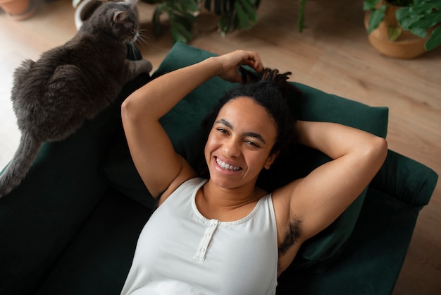 Photo gratuite vue d'une femme mal rasée à la maison dans la scène de la vie quotidienne