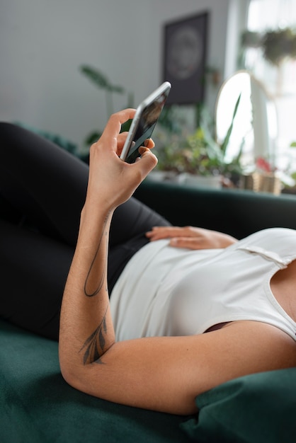 Photo gratuite vue d'une femme mal rasée à la maison dans la scène de la vie quotidienne