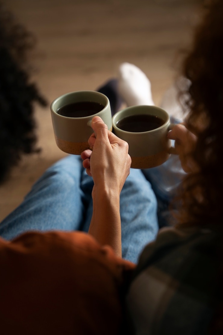 Photo gratuit vue d'une femme se relaxant à la maison avec une boisson chaude