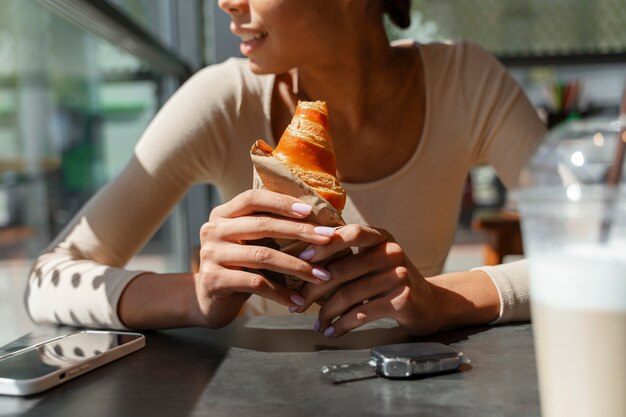 Vue de la femme à la station-service