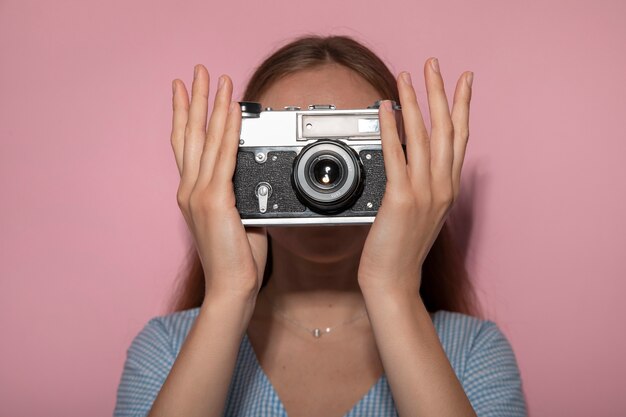 Vue d'une femme utilisant un appareil photo professionnel