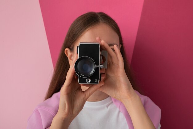 Vue d'une femme utilisant un appareil photo professionnel