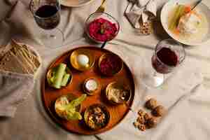 Photo gratuite vue de la fête à table pour le premier jour du seder de la pâque