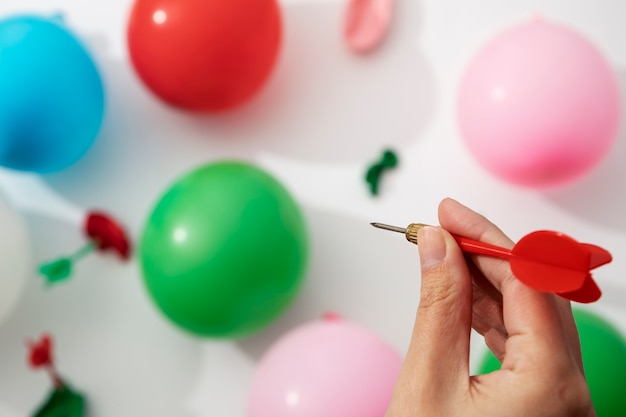 Vue des flèches de fléchettes avec des ballons
