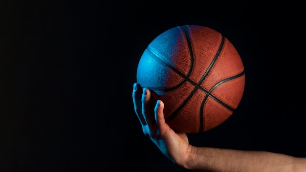 Photo gratuite vue frontale, de, basket-ball, tenue, par, mâle, main