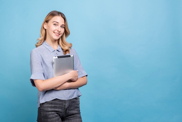 Vue frontale, belle femme tenant une tablette