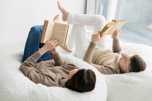 Vue frontale, de, charmant couple, lecture