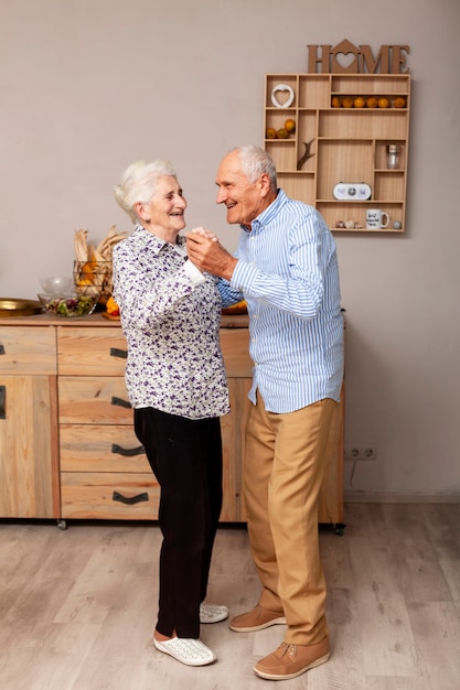 Vue frontale, couples aînés, danse