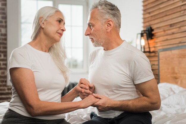 Vue frontale, couples aînés, tenant mains