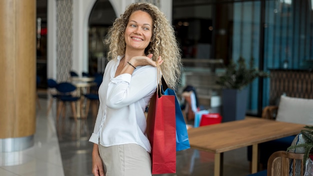 Vue frontale, femme adulte, tenue, sacs provisions