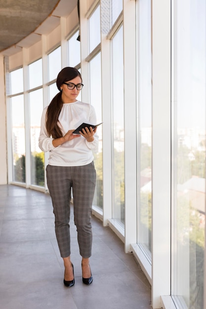 Vue frontale, de, femme affaires, à, ordinateur portable