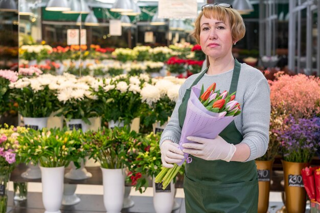 Vue frontale, femme aînée, tenue, tulipes