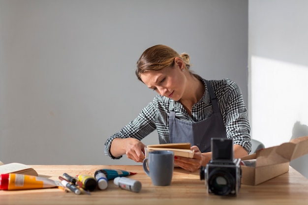 Vue frontale, de, femme, à, bureau, tenue, livre