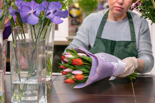 Vue frontale, femme, emballage, tulipes