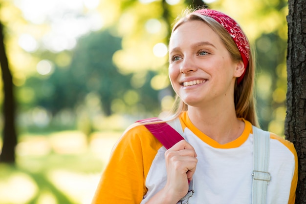 Vue frontale, de, femme heureuse, dehors