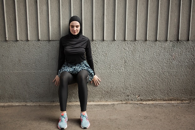 Vue frontale, de, femme, à, hijab, exercant