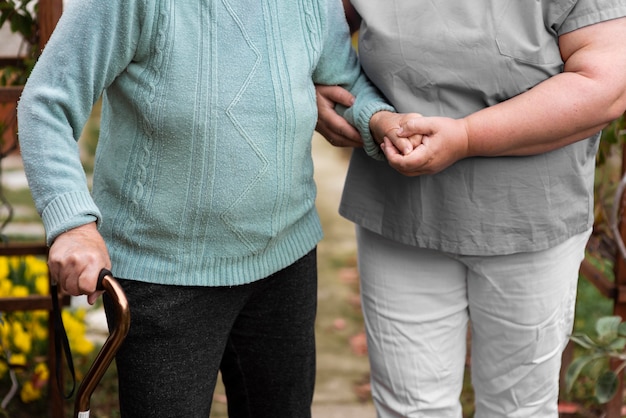 Vue frontale, de, femme infirmière, aider, femme aînée, marche