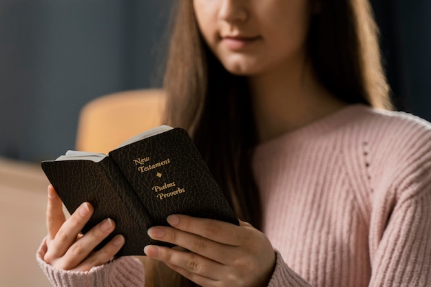 Photo gratuite vue frontale, de, femme lisant la bible