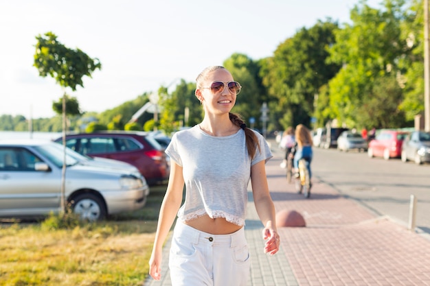 Vue frontale, femme, à, lunettes soleil marche