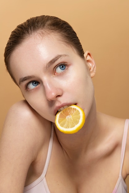 Vue frontale, femme mange, citron