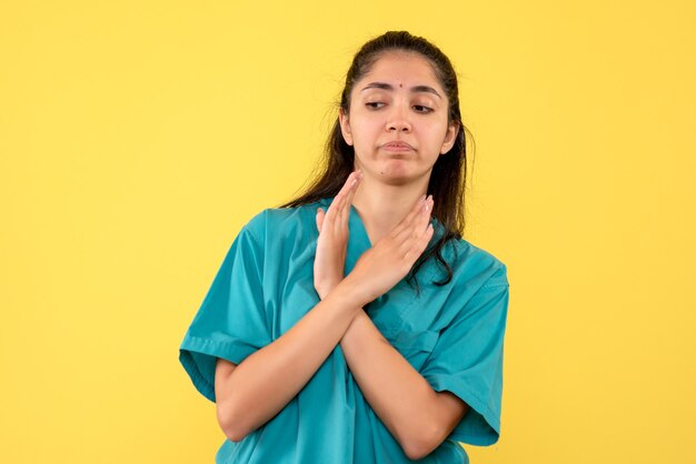 Vue frontale, femme médecin, croisement mains, debout