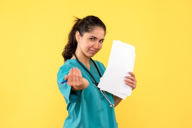 Vue frontale, femme médecin, à, documents, debout