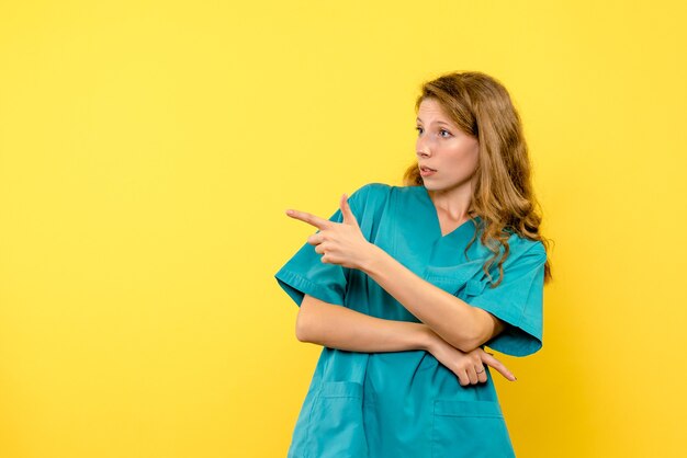 Vue frontale, de, femme médecin, sur, mur jaune