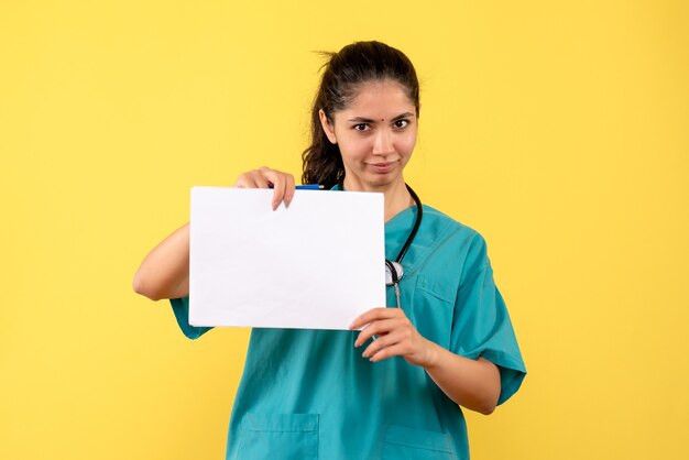 Vue frontale, femme médecin, tenue, papiers, debout