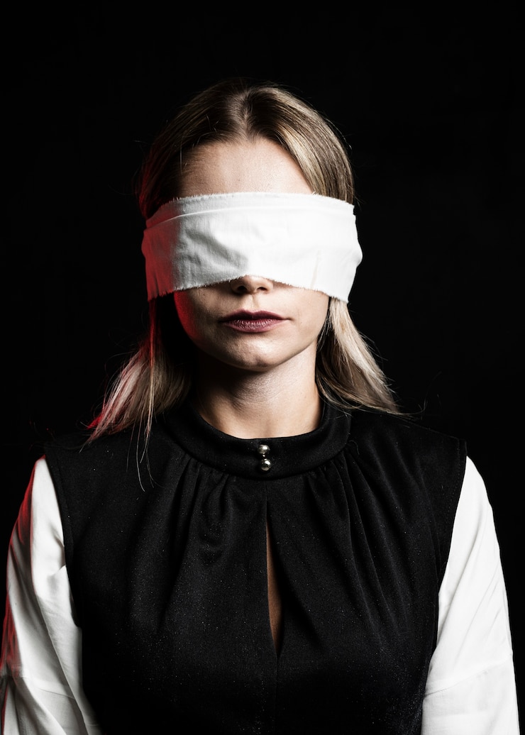 Photo gratuit vue frontale, de, femme, porter, blanc, bandeau yeux