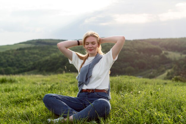 Vue frontale, de, femme, poser, dans campagne