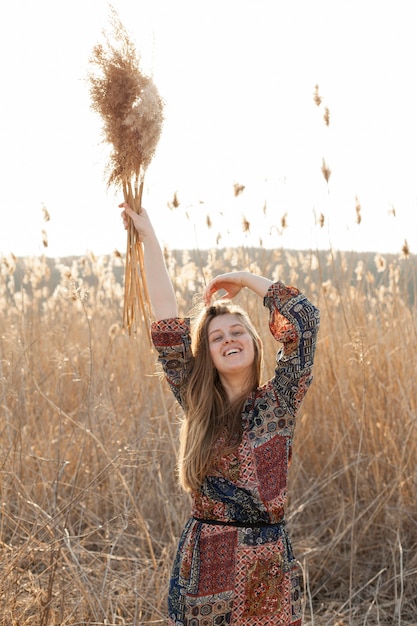 Vue frontale, de, femme, poser, dans, nature, champ