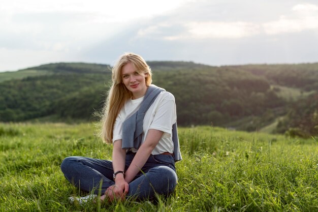 Vue frontale, de, femme, poser, dans, nature