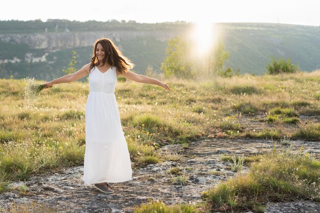 Vue frontale, de, femme, poser, dans nature