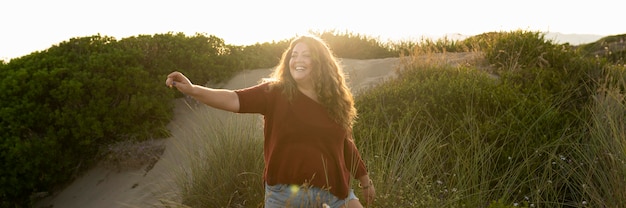 Vue frontale, de, femme, poser, dans nature