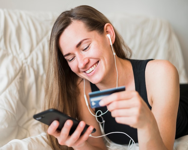 Vue frontale, de, femme regarde, téléphone