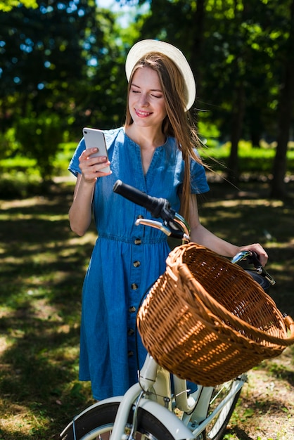 Photo gratuite vue frontale, femme, regarder, téléphone