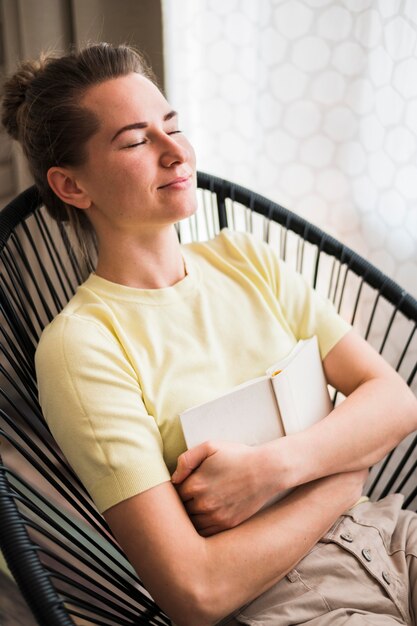 Vue frontale, de, femme relâche, chez soi