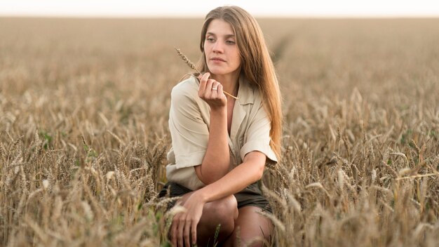 Vue frontale, de, femme relâche, dans, nature