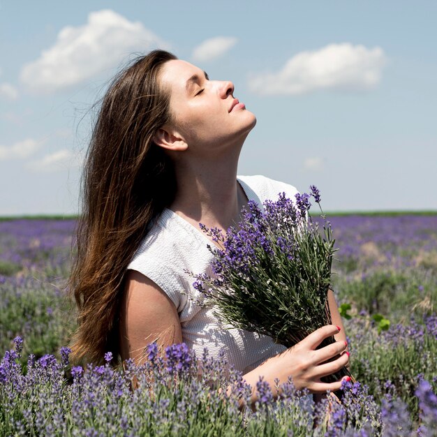 Vue frontale, de, femme relâche, dans, nature