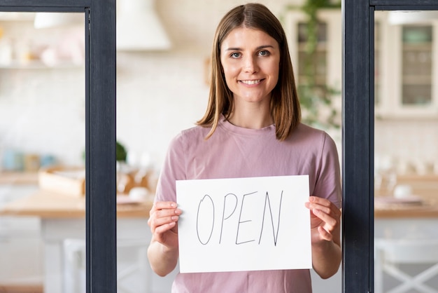 Vue frontale, de, femme, à, signe ouvert