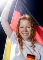 Photo gratuite vue frontale, de, femme souriante, tenue, drapeau allemand