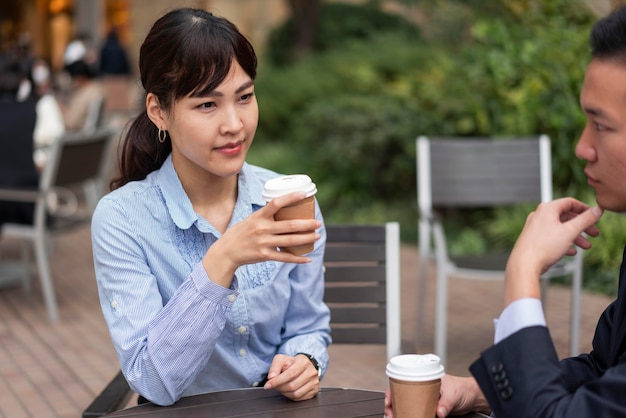 Vue frontale, de, femme, à, tasse café