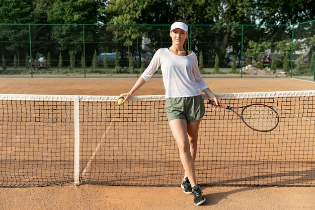 Vue frontale, femme, tennis