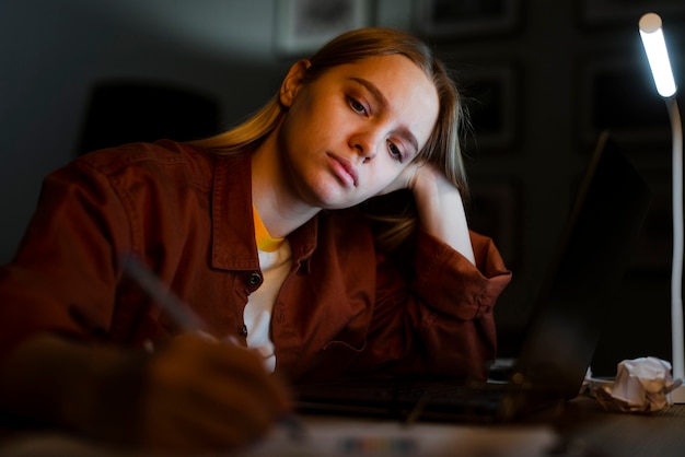 Vue frontale, de, femme, travailler bureau