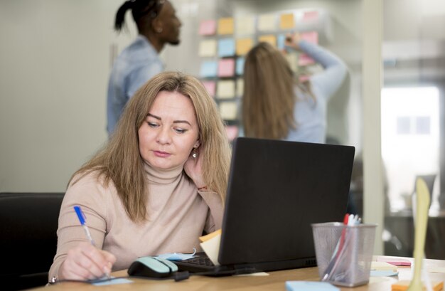 Vue frontale, de, femme, travailler bureau