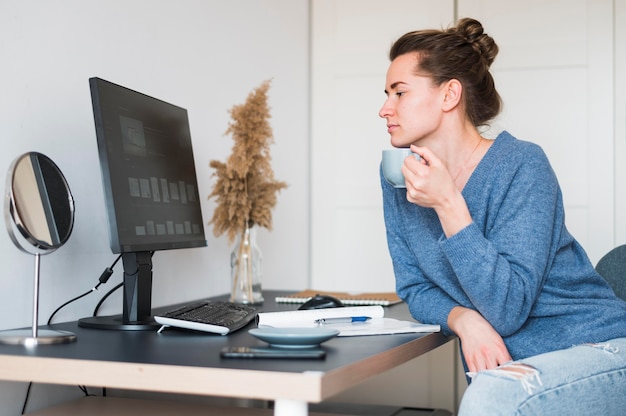 Vue frontale, de, femme, travailler bureau